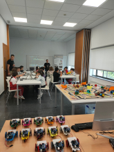 Imaxe dos participantes no obradoiro de electrónica e programación de robots