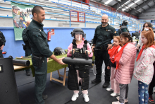 Centos de nenos e nenas participan na exhibición solidaria de medios da Garda Civil Centos de nenos e nenas participan na exhibición solidaria de medios da Garda Civil