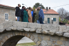 Imaxe da visita a remodelada ponte romana de Augapesada