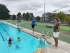 A concelleira de Deportes, Susana Señorís, visita os cursos de natación