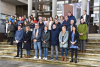 O alcalde de Ames, Blas García, acompañado por outros/as concelleiros/as da Corporación municipal e persoal municipal gardaron un minuto de silencio diante da Casa do Concello