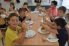 O alumnado da Rede municipal de comedores escolares pecha o curso xantando hamburguesa e xeado artesán de vainilla